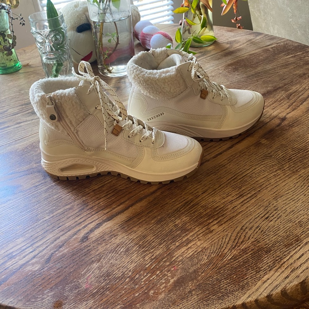 Skechers Cozy Camp Faux Fur Lined Boots Women’s Size 7.5 - Picture 4 of 9
